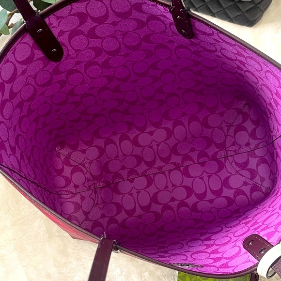 Coach REVERSIBLE CITY TOTE IN BLOCKED SIGNATURE CANVAS - Picture 8 of 10